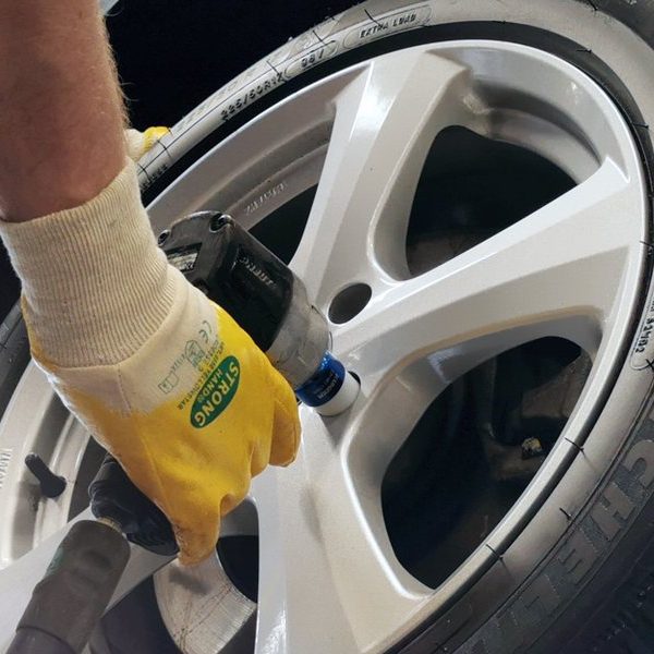 https://autoservice-on.de/wp-content/uploads/2023/11/reifenwechsel-e1698857131656.jpg